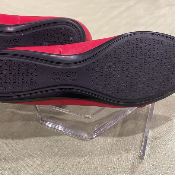 Bruno Magli red flats. Rubber soles and weaved patent bow accent. Nice Sz 37. - Picture 7 of 14